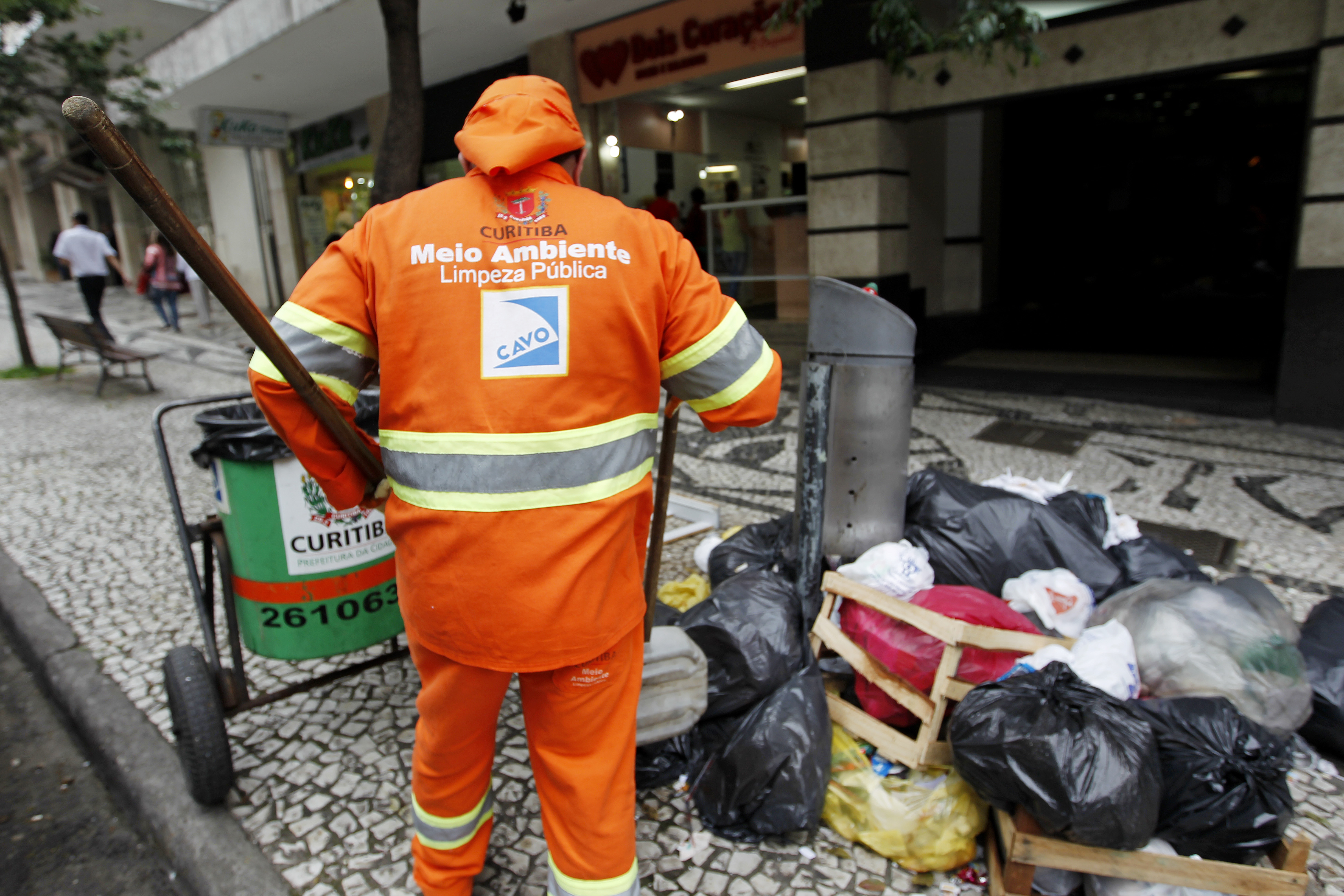 Ainda na manhã desta quinta-feira, os varredores tinham voltado ao trabalho, cumprindo exigência de efetivo mínimo determinada pela Justiça. | Antônio More/Gazeta do Povo