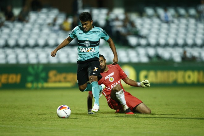 No segundo tempo, Rafhael Lucas driblou o goleiro Júnior... | Hugo Harada/Gazeta do Povo