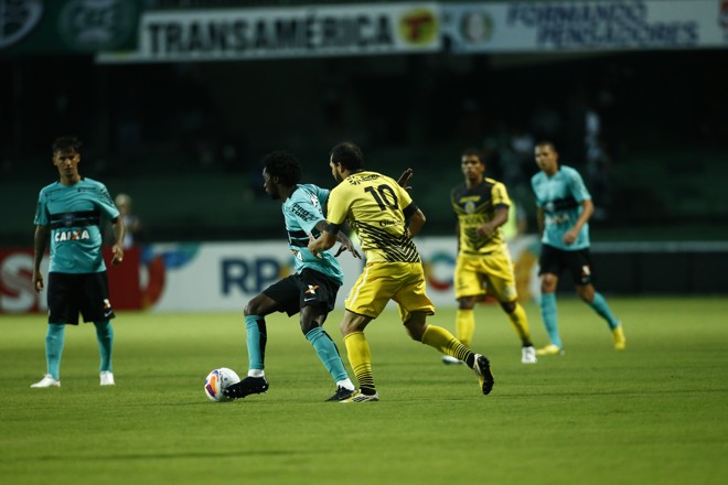 Negueba recebe a marcação de Irineu, o apagado camisa 10 do Cascavel. | Hugo Harada/Gazeta do Povo