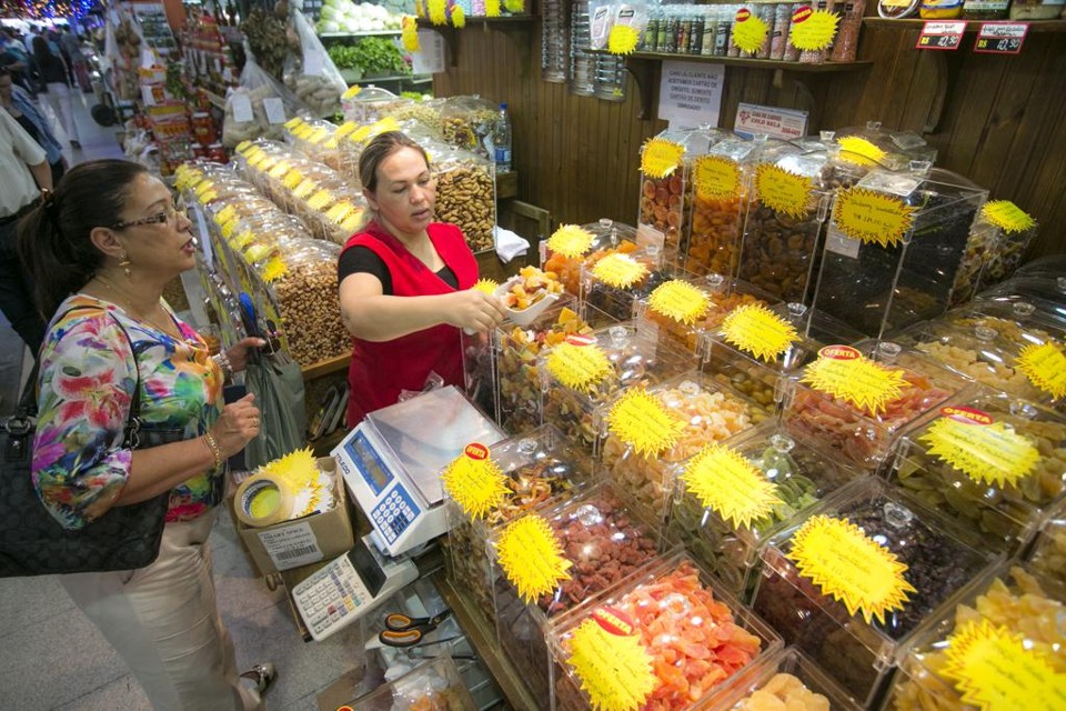 Preços dos alimentos importados ainda devem sofrer ajustes por causa da alta do dólar. | Brunno Covello/Gazeta do Povo