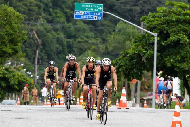 Concorrentes da prova masculina durante os 40 quilômetros de ciclismo. | Daniel Castellano/Gazeta do Povo