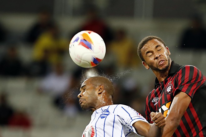Hernani entra na disputa pelo alto.com o jogador do Nacional. | Albari Rosa/Gazeta do Povo