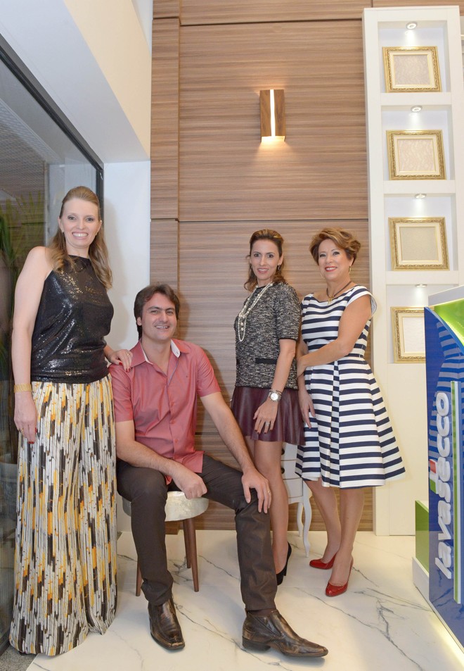 O casal Birgit e Driano Marsilli (à esq.) com a proprietária da rede de lavanderias Lavasecco, Maria Alzira Linares (de listrado), e a diretora de marketing e expansão da marca, Alessandra Oricchio, na inauguração da terceira loja da rede, anexa ao supermercado Festval, em Santa Felicidade. | Gerson Lima