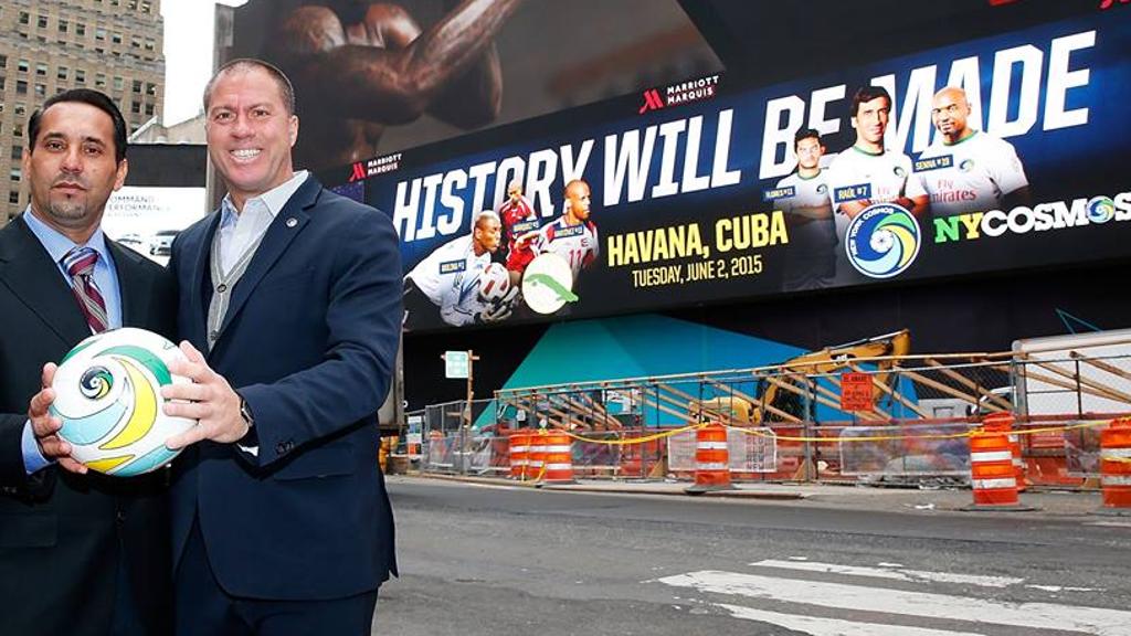 Giovanni Savarese, técnico do NY Cosmos, e Walter Benítez, diretor de futebol de Cuba: partida histórica. | Divulgação/New York Cosmos