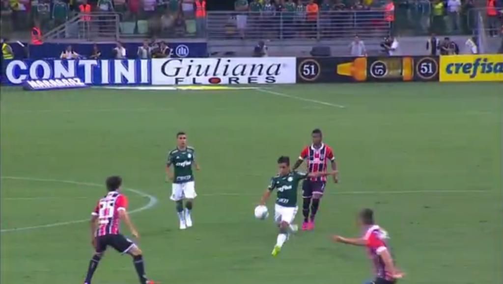 Robinho arma o chutão que abriu o placar contra o São Paulo: golaço em cima do veterano Rogério Ceni. | Reprodução