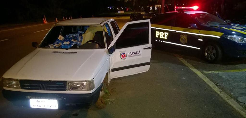 O carro possuía placa clonada e adesivo falso do governo estadual | Divulgação/PRF