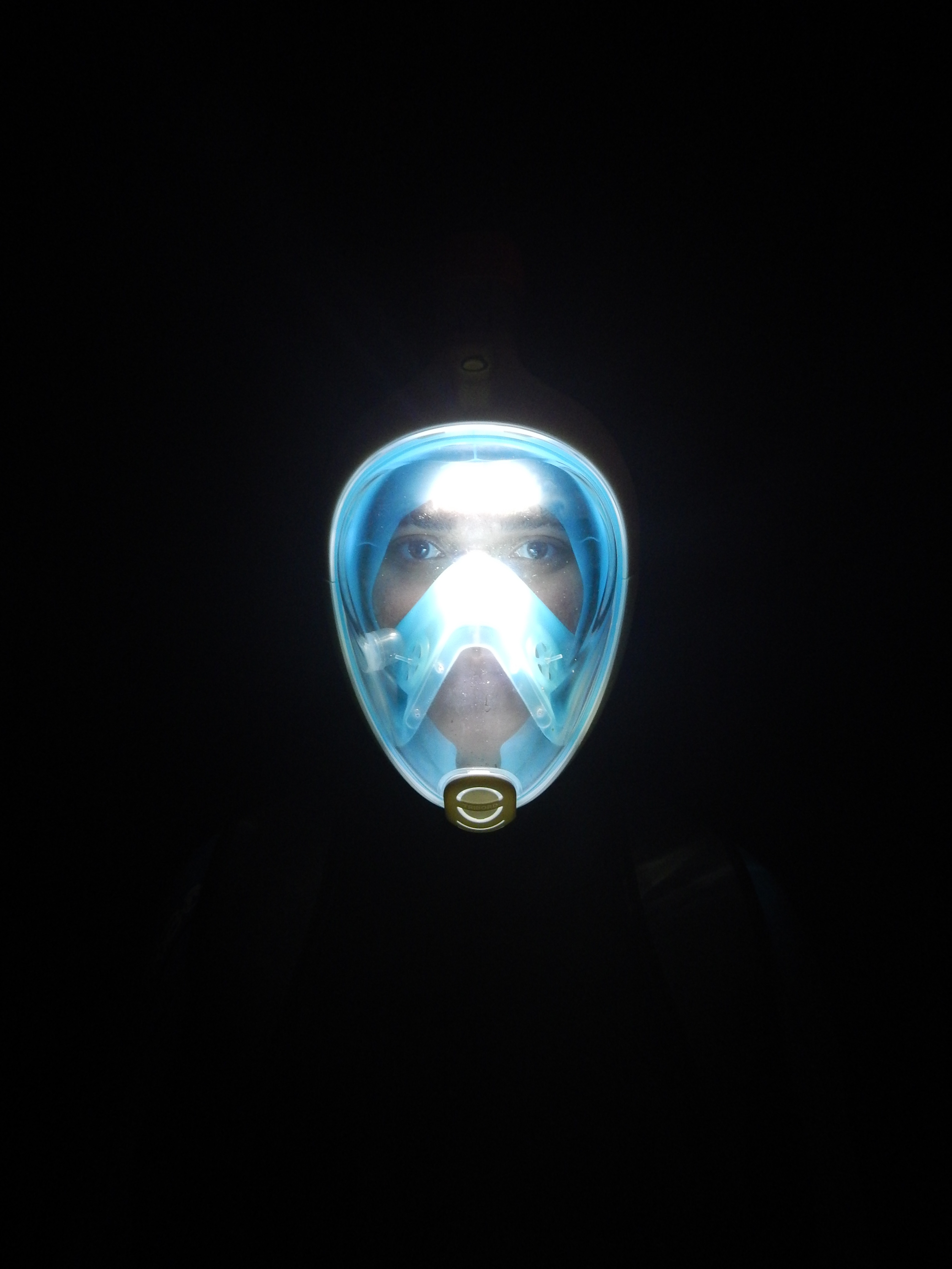 Peça explora ideia de rótulos. | Tatiana Amorim/Divulgação