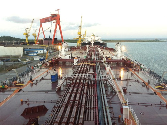 Navio em construção no Atlântico Sul, em Pernambuco. | Fotos Públicas