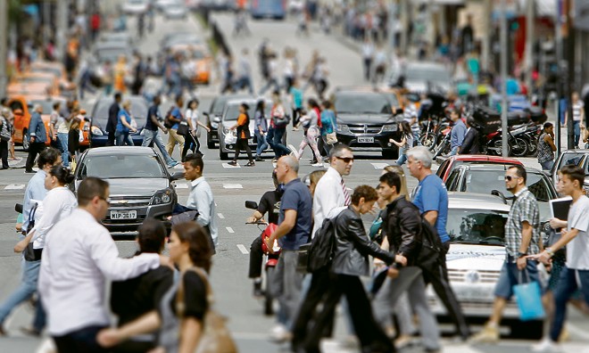 Entre as várias relações criadas entre cidades que compõem fluxos de migrações urbanas, o transporte é o principal nó a ser desatado. | Antônio More/Gazeta do Povo