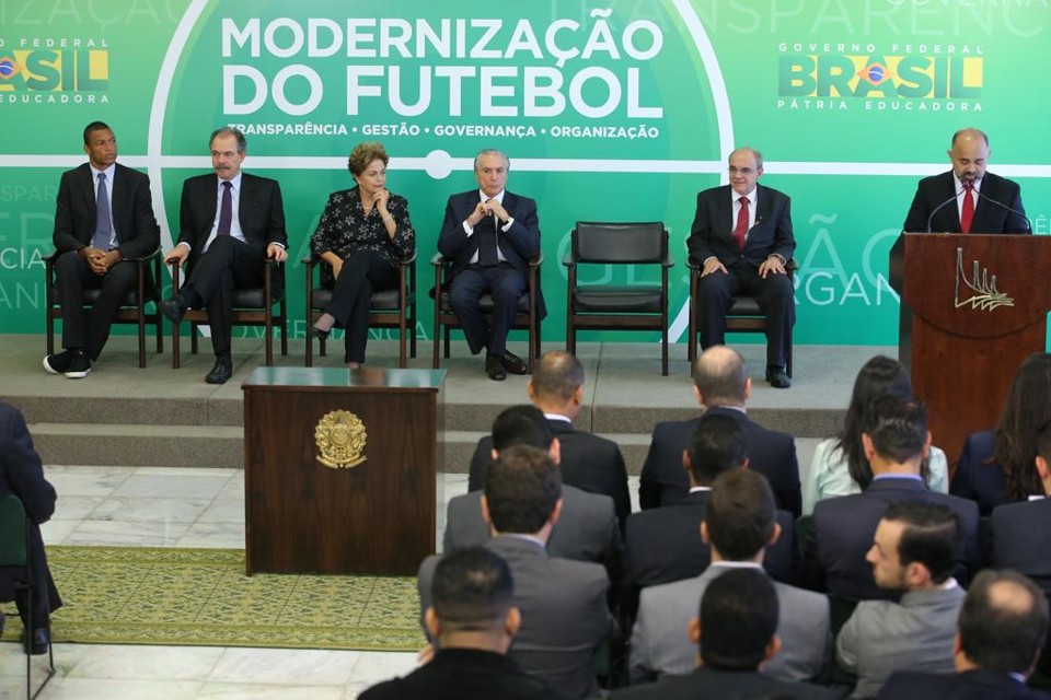 Com o goleiro Dida como representante do Bom Senso, a presidente Dilma assinou a MP que pretende modernizar a gestão dos clubes, | Sérgio Lima/Folhapress