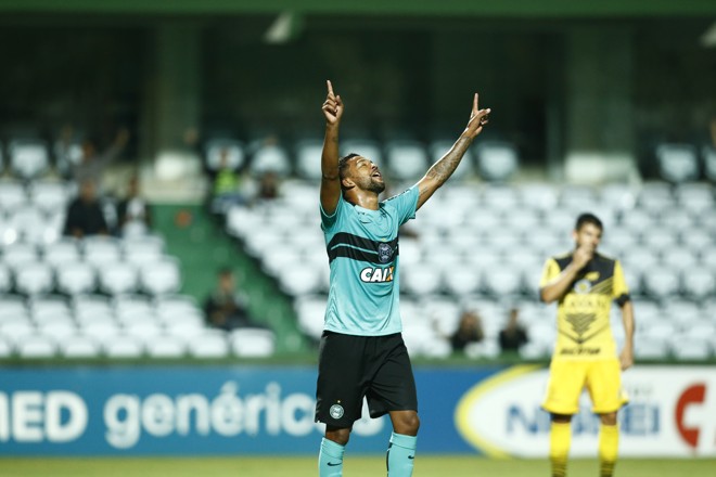 Não demorou para o atacante fazer gol logo na sua estreia pelo Coritiba. | Hugo Harada/Gazeta do Povo