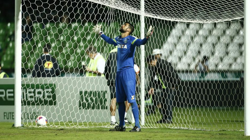 Vaná pede proteção antes de a bola rolar: a invencibilidade acabou, mas o Coritiba ganhou mais uma. | Hugo Harada/Gazeta do Povo