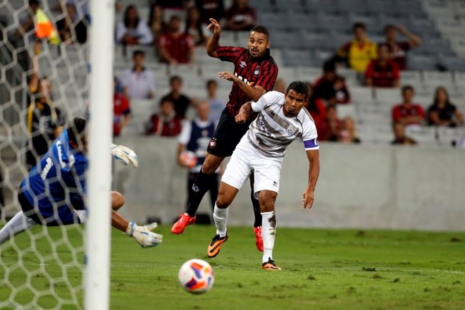 Dellatorre chuta, mas bola foi para fora | Albari Rosa/Gazeta do Povo