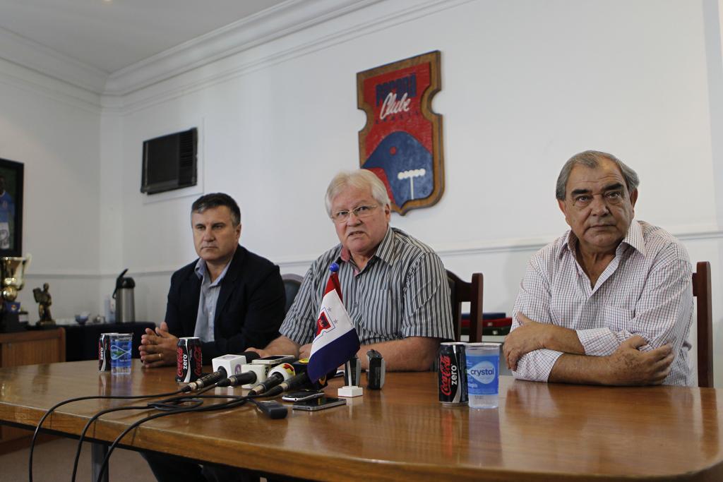 Rubens Bohlen entre os vice-presidentes Aldo Coser (à esquerda) e Casinha: futuro do Paraná a ser discutido. | Jonathan Campos/Gazeta do Povo