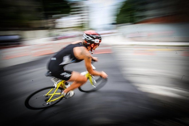 Concorrente durante os 40 quilômetros de ciclismo. | Daniel Castellano/Gazeta do Povo