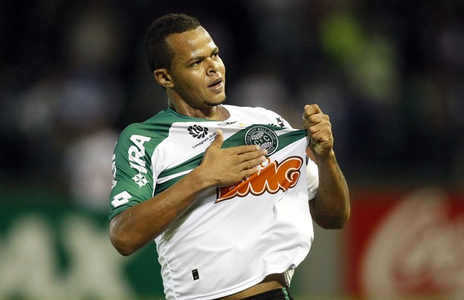 O atacante Bill aproveitou a fragilidade do Palmeiras no Couto Pereira para marcar o dele. | Hedeson Alves /Gazeta do Povo