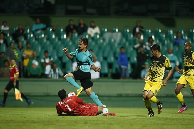 Norberto tenta driblar o goleiro Júnior: lateral tomou o terceiro amarelo e não enfrenta o Paraná. | Hugo Harada/Gazeta do Povo