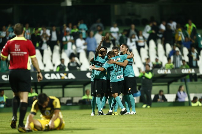 Negueba queria o time inteiro, retribuição pelo apoio que recebeu do elenco em meio às cobranças para que fizesse gol. | Hugo Harada/Gazeta do Povo