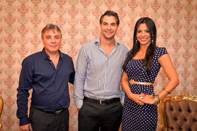 Os advogados Roberto Hasemann (à esq.) e Sérgio Bucoski Teixeira, candidatos a presidente e vice do Jockey Club do Paraná pela chapa “Turfe Forte”, de situação, com a empresária Michela Oliveira no jantar realizado quinta-feira na sede do clube. | Priscilla Fiedler