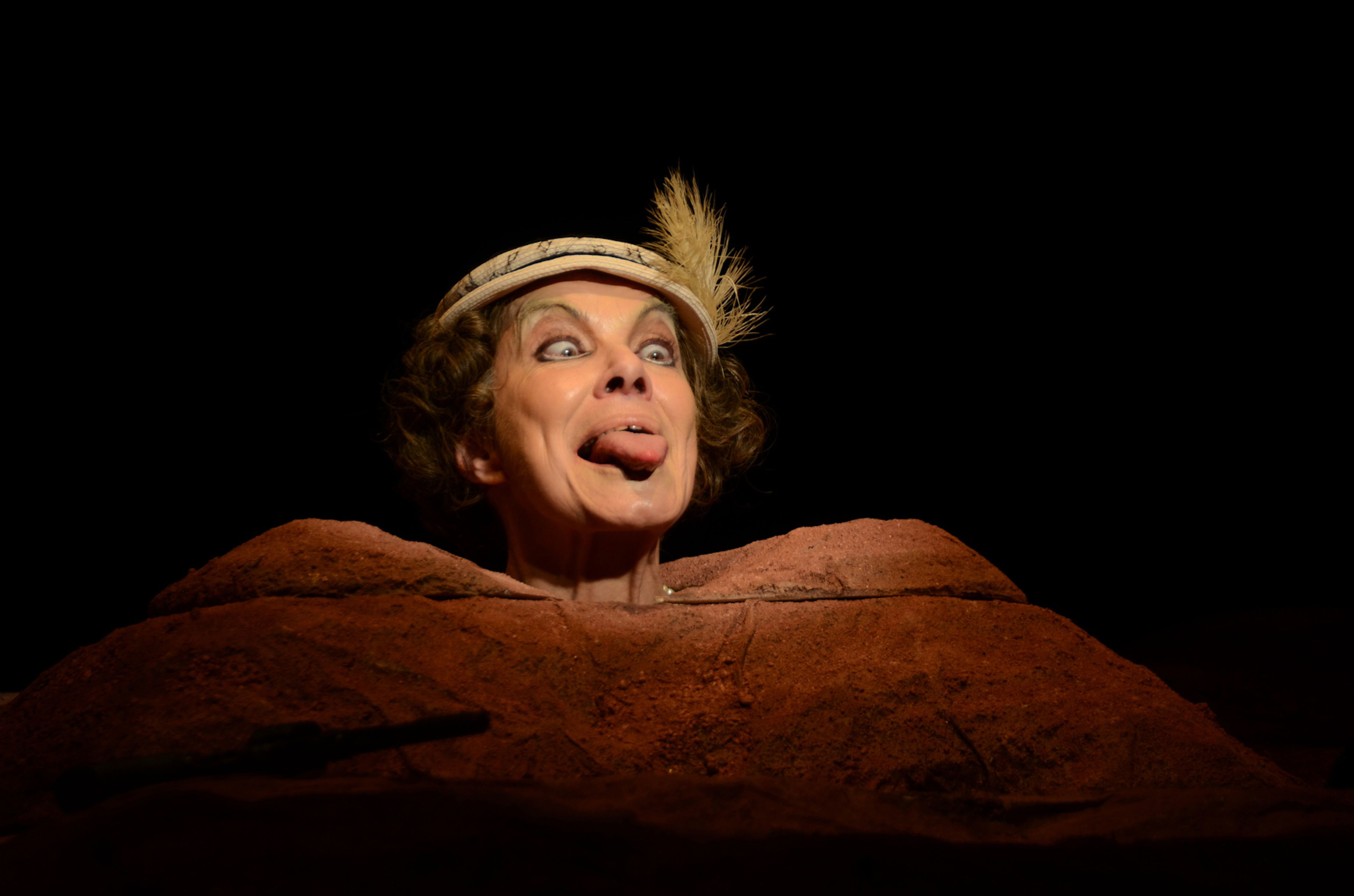 Sandra Dani vive um grande papel no alto de seus 67 anos, na peça Oh os Belos Dias, adaptação de um Beckett escrito em 1961. | Jean-Charles Mandou/Divulgação