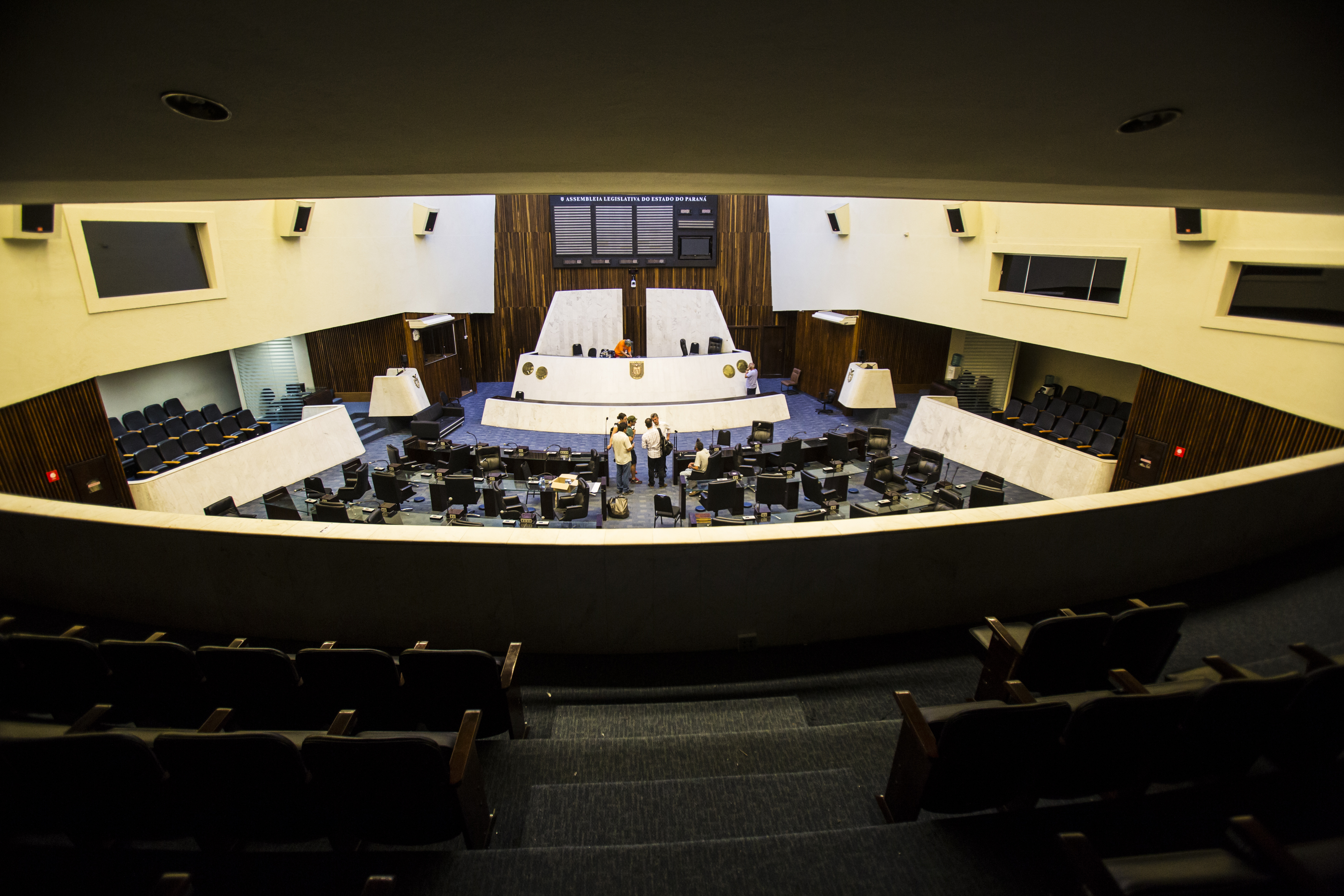 Plenário da Assembleia Legislativa: ação na Justiça questiona a nomeação de Abi feita em 2001 para gabinete inexistente de Beto Richa. | Lineu Filho/Tribuna do Paraná