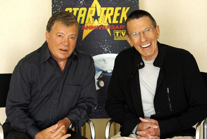 Nimoy ao lado de William Shatner, que também atuou em Jornada nas Estrelas | MARIO ANZUONI/REUTERS