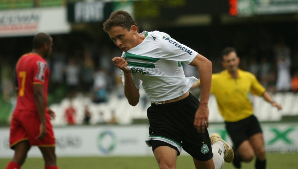 Keirrison comemora um de seus três gols contra o Roma, em 2007. Atacante começava a construir história gloriosa no Coritiba. | Antonio Costa/Gazeta do Povo