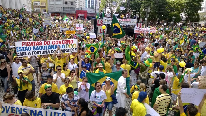 Invasão amarela na Santos Andrade, em frente à UFPR. | - Aniele Nascimento/Gazeta do Povo