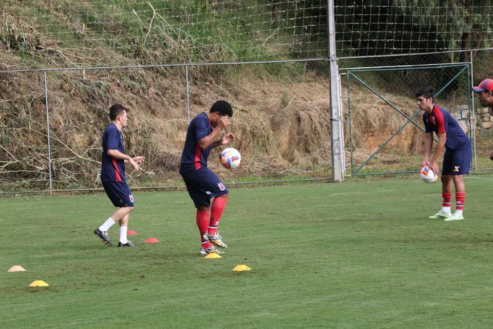 Rossi, Ricardo Conceição e Yan Phillipe no treino do Paraná, no CT Racco: além deles, Rubinho também trocou o DM pelos treinos. | Ivonaldo Alexandre/Gazeta do Povo