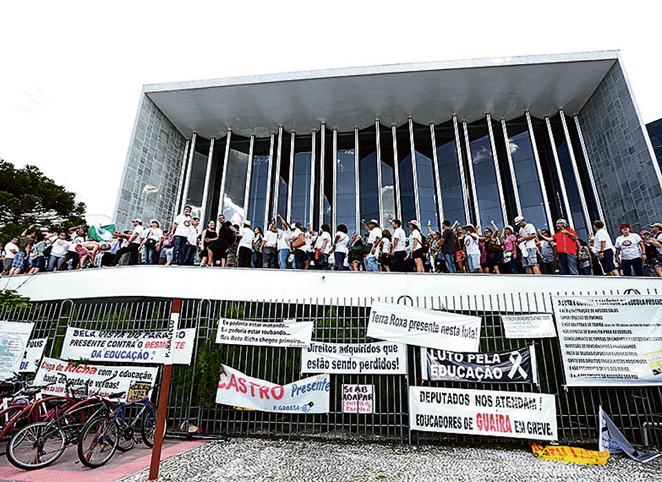 Manifestantes em frente à Assembleia Legislativa, em fevereiro: servidores pressionaram pelo fim do tratoraço. | Giuliano Gomes/ Tribuna do Paraná