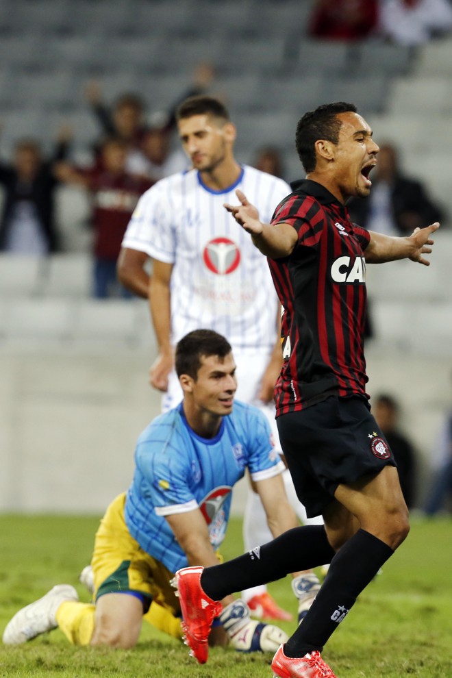 Edigar Júnio corre para o abraço após marcar o quinto gol rubro-negro. | Albari Rosa/Gazeta do Povo