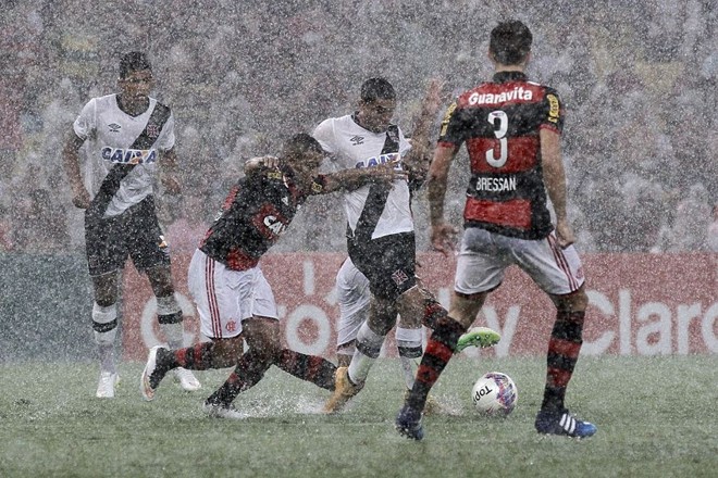 Mal dava para enxergar a bola com o toró que caía no Maracanã | Marcelo Sadio/Vasco