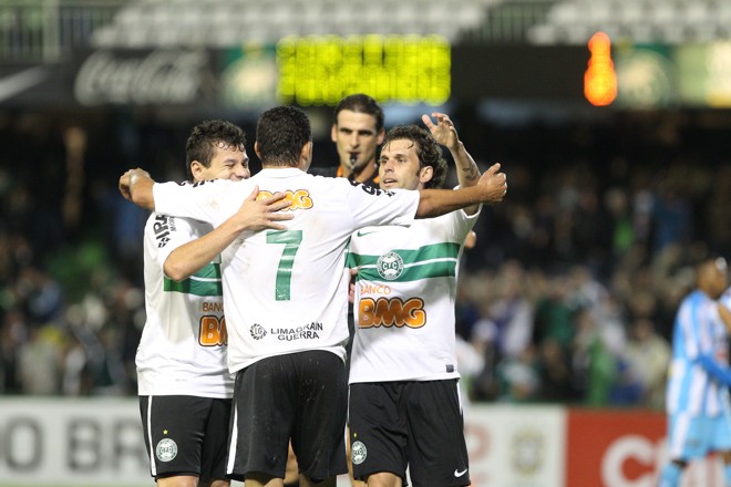 O atacante Roberto fez o dele na goleada sobre o Paysandu. | Daniel Castellano/Gazeta do Povo