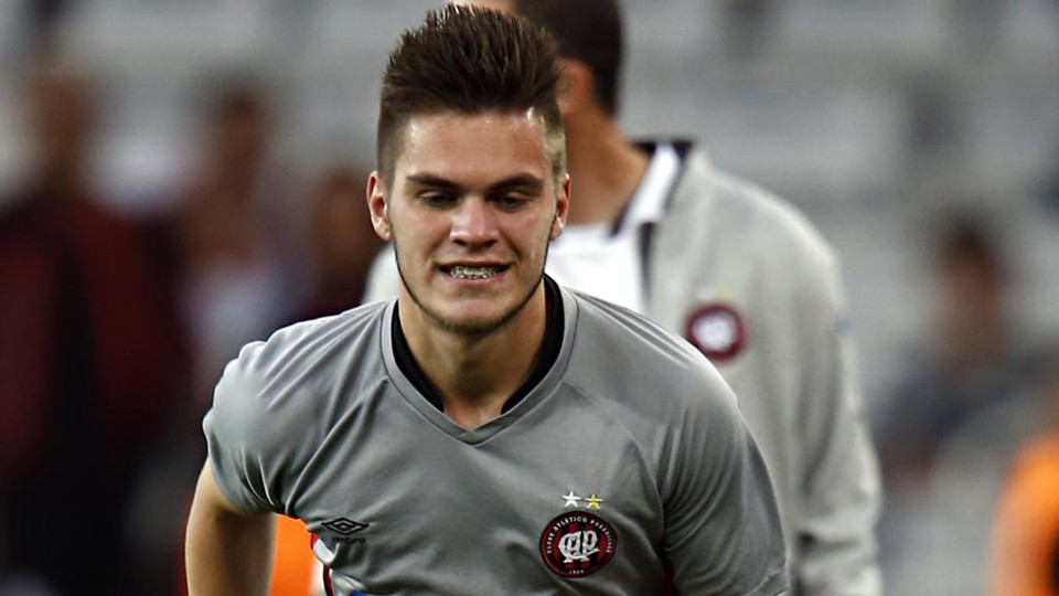 O meia Nathan, da seleção sub-20 e do Atlético, deve trocar a Baixada pelo Morumbi, caso se desvincule do Furacão na Justiça. | Albari Rosa/Gazeta do Povo