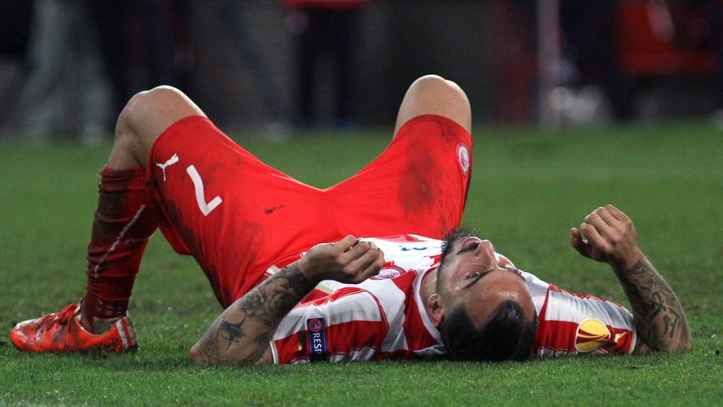 Kosta Mitroglou, do Olympiacos, depois da eliminação da equipe grega na Liga Europa que despertou a fúria da diretoria. | Panagiotis Moschandreou/EFE