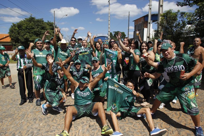 Torcida do Coritiba que foi a Prudentópolis acompanhar o jogo | Jonathan Campos / Gazeta do Povo