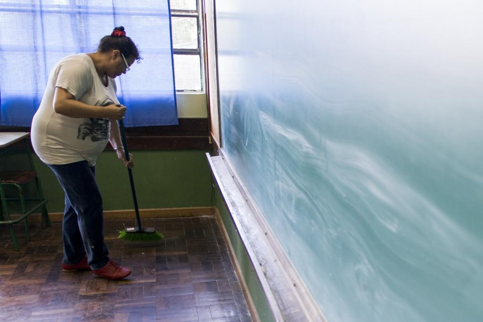 Funcionários do Colégio Estadual Bom Pastor, no Mercês, em Curitiba, corriam para deixar a escola limpa nesta terça-feira (10). | Henry Milleo/Gazeta do Povo
