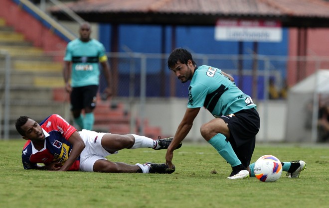 Marcos Paulo e Pedro Ken disputam a bola | Daniel Castellano/Gazeta do Povo