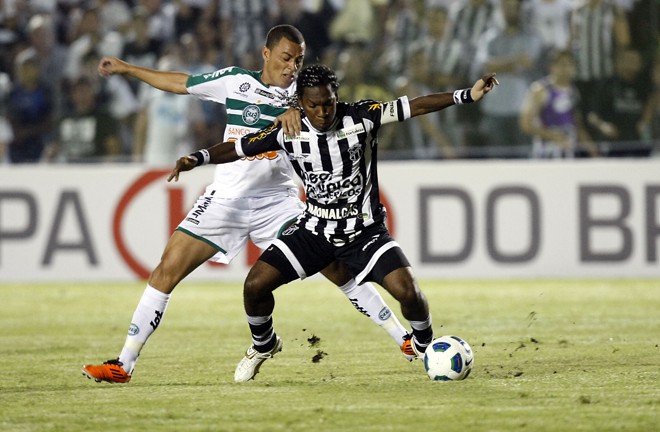 Volante Léo Gago conseguiu parar o meio de campo do Ceará. | Hedeson Alves/Gazeta do Povo