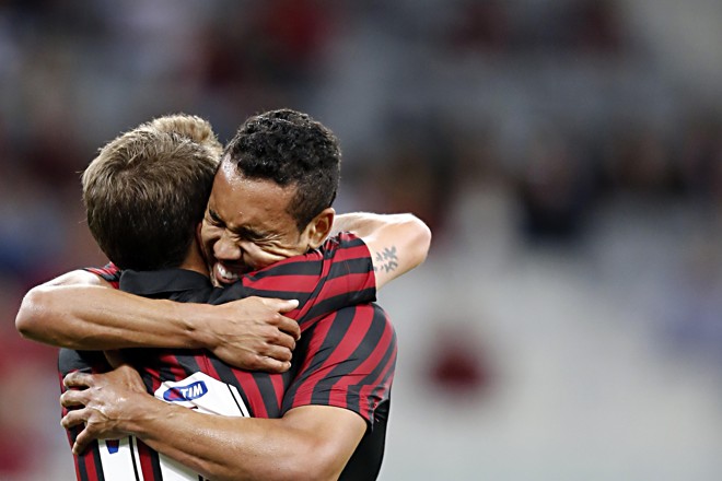 Bady e Edigar Júnio comemoram mais um gol na Arena. | Albari Rosa/Gazeta do Povo