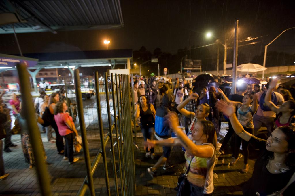 Manifestantes protestam contra aumento da passagem e fim da integração com linhas de Curitiba nesta quinta-feira (5) | Lineu Filho/Lineu Filho/Tribuna do Parana