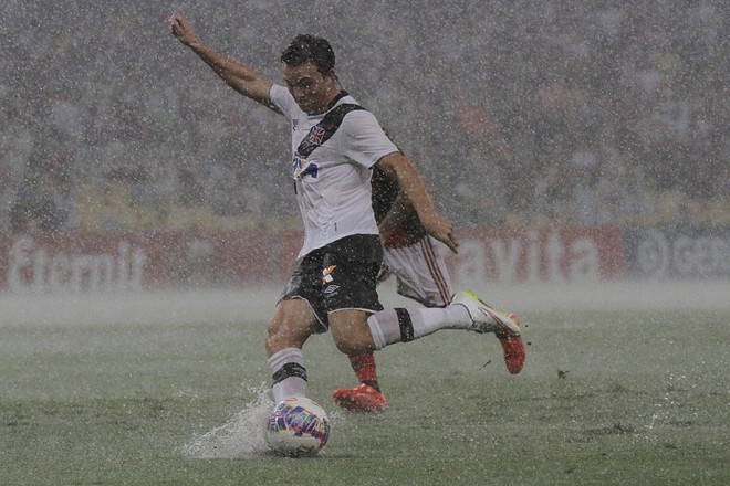 Em seu primeiro Clássico dos Milhões, Dagoberto parou no aguaceiro do Maracanã. | Marcelo Sadio/Vasco