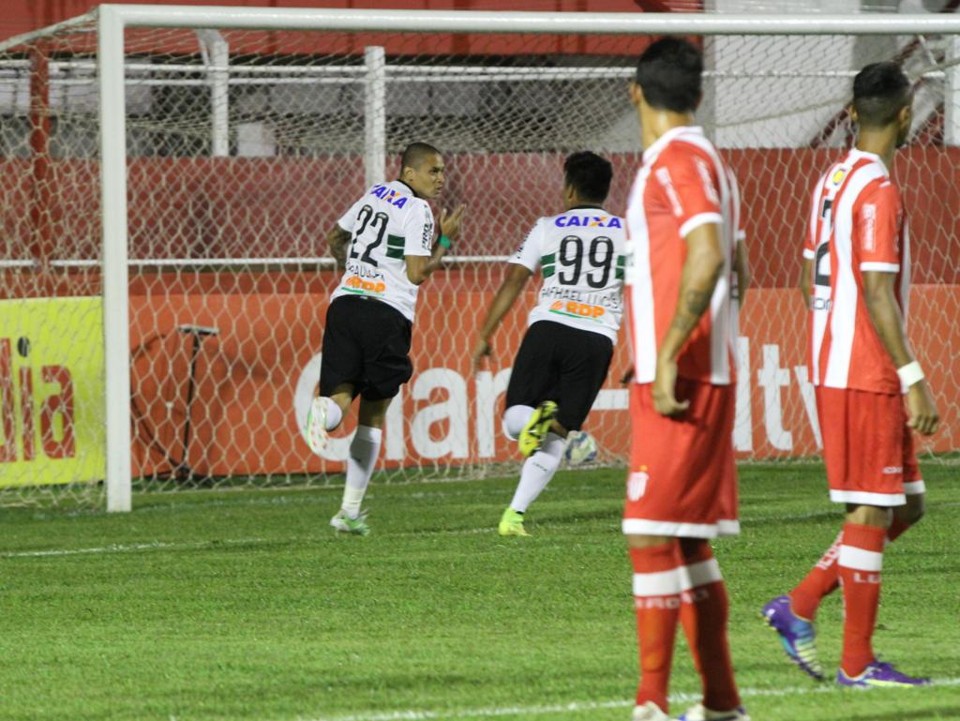 Wellington Paulista faz festa com o gol logo no início do duelo com o Villa Nova, em Nova Lima. | Coritiba/Divulgação