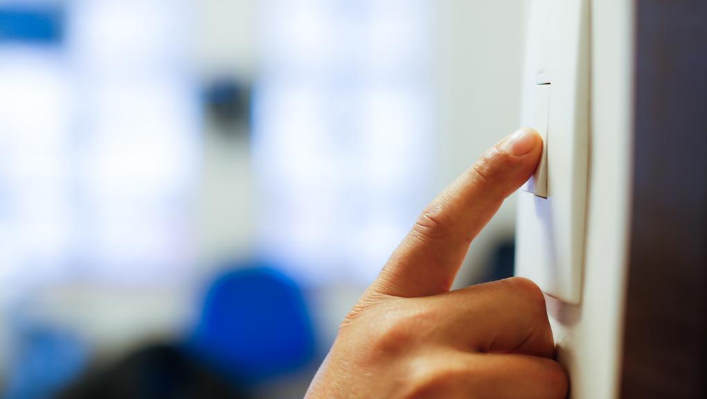 Apagar as luzes dos cômodos é a maneira mais simples de economizar energia | Bruno Covello/Gazeta do Povo