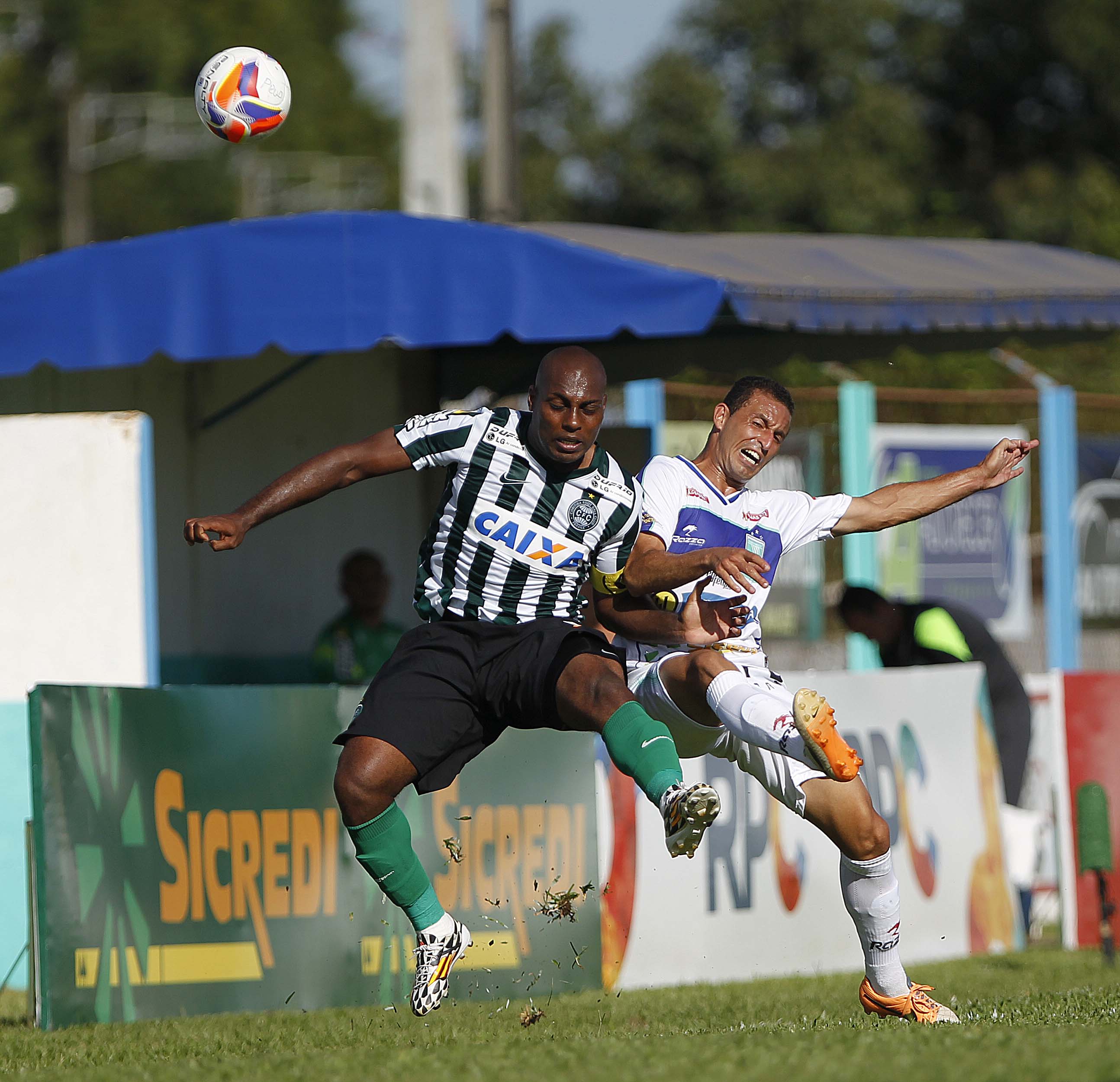 Luccas Claro briga pela bola no empate do Coritiba com o Prudentópolis | Jonahtan Campos /Gazeta do Povo
