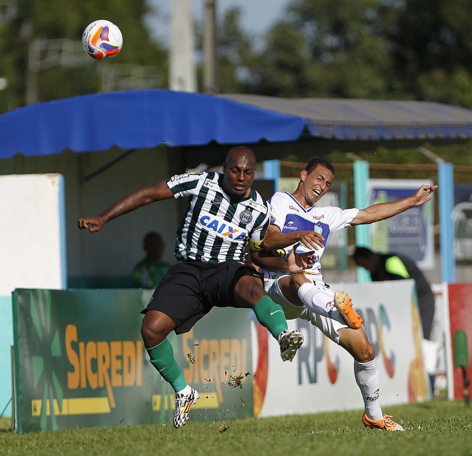 Luccas Claro briga pela bola no empate do Coritiba com o Prudentópolis | Jonahtan Campos /Gazeta do Povo