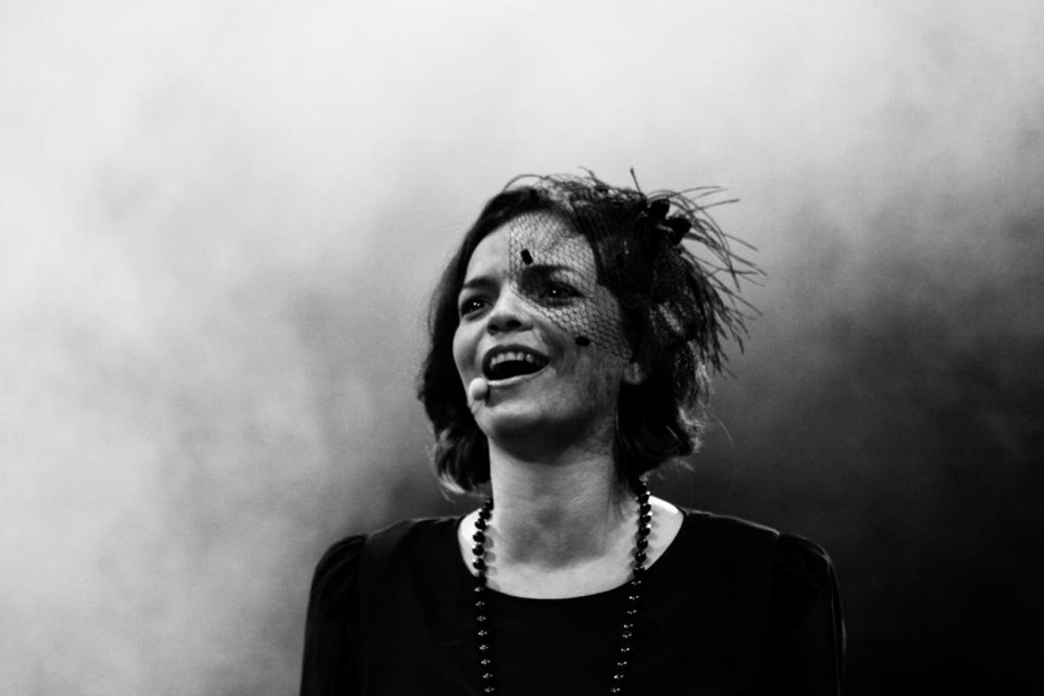 Atriz Anne Carrere ouviu pela primeira vez “Non, Je Ne Regrette Rien” e “La Vie en Rose”, clássicos de Édith Piaf, ao lado da avó, fã de carteirinha da diva francesa. | Alain Biguet/Divulgação