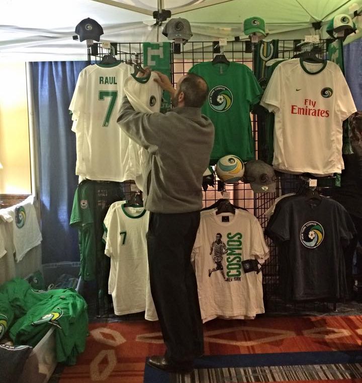 Loja do New York Cosmos com a camisa de Raúl, o astro da equipe em que Pelé já jogou. | Divulgação/Cosmos