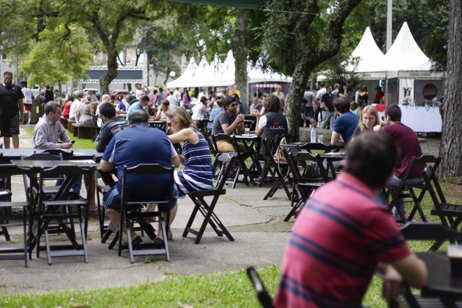 Há mesas espalhadas em vários pontos da Praça. | Daniel Castellano/Gazeta do Povo