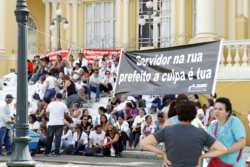 Em fevereiro, os servidores de saúde entraram em greve e protestaram em frente à Câmara Municipal de Curitiba | Antônio More/Gazeta do Povo